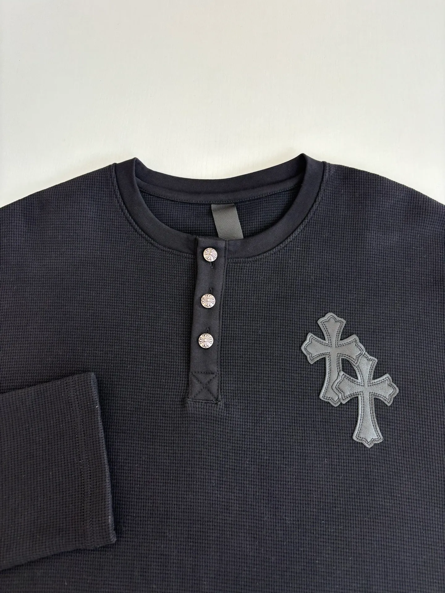 P400 Chrome Heart*/Chrome Heart 25 patchwork leather Henry collar waffle sweatshirt. The fabric is made of 350g cotton waffle double-layer material before washing (to distinguish between low-gram weight cut corners and non-pure cotton market products). The silver buckles and scrolls are made of antique bronze and real silver (the materials used have reached 300+ quality in the market). The leather label is still made of genuine imported lambskin. The most important thing is that the leather is hand-extended and stitched (the cost is high when it comes to manual work) in the fabric and hardware A lot of effort has been put into the craftsmanship. The highest quality in the market. The industry benchmark is only owned by a few people. Size: S/M/L